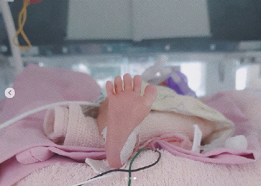 余文樂帶妻兒出門遊玩，寵溺看老婆打球，兒子發脾氣兩人半蹲輕哄