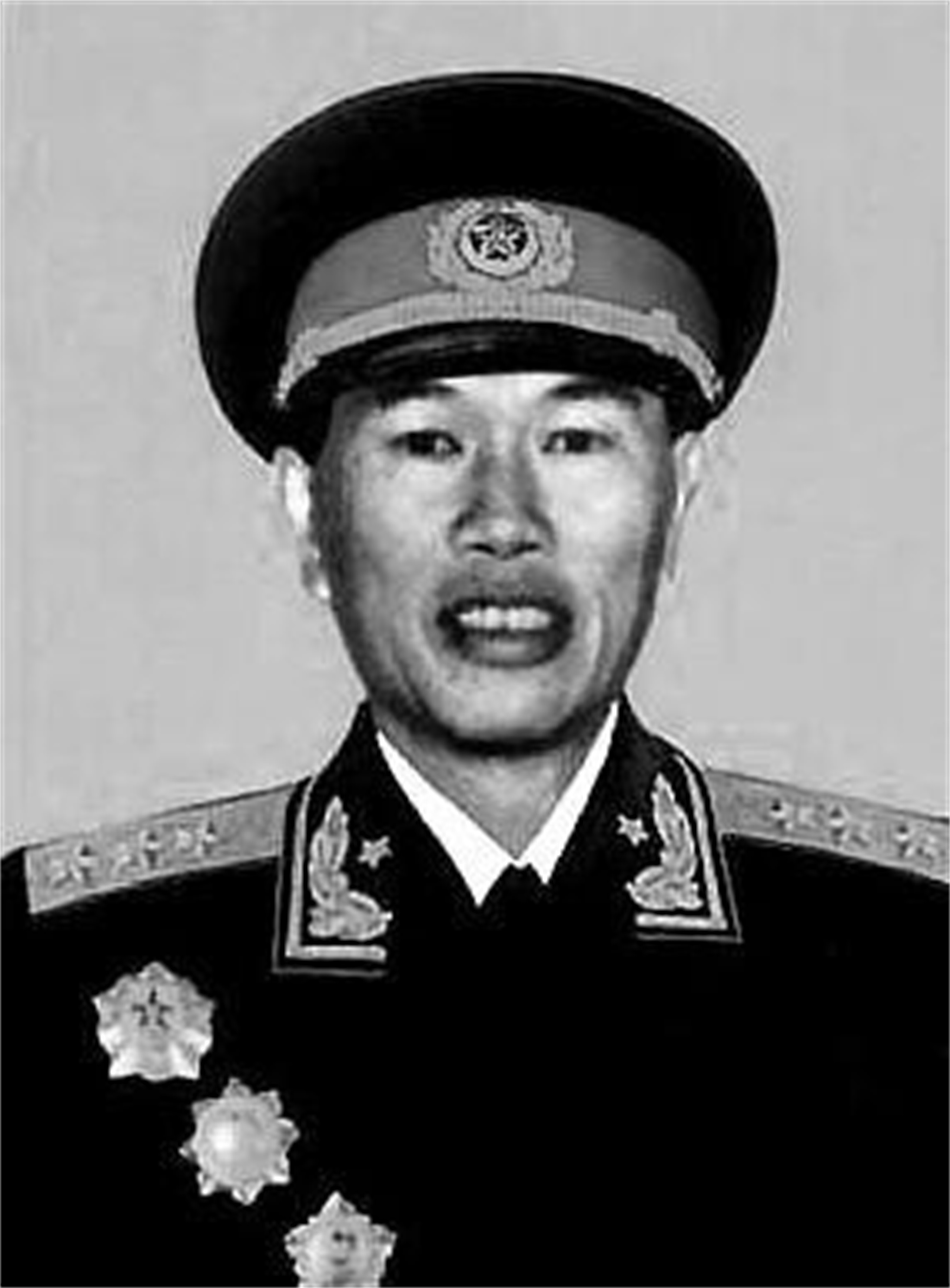 1951年，麦克阿瑟扬言要轰炸中国，结果半夜被杜鲁门解除一切职务