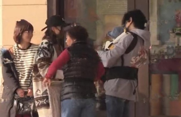 吳奇隆牽著劉詩詩台北街頭甜蜜約會，發現跟拍老公力爆發保護妻子