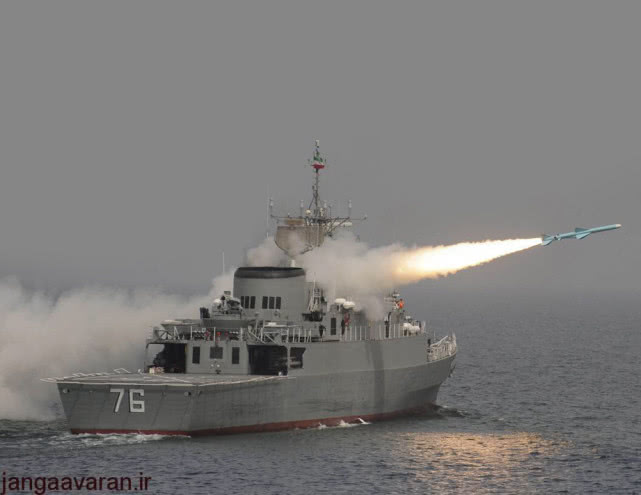 伊朗海军损失惨重！中弹军舰惨状曝光，舰岛竟被完全炸飞