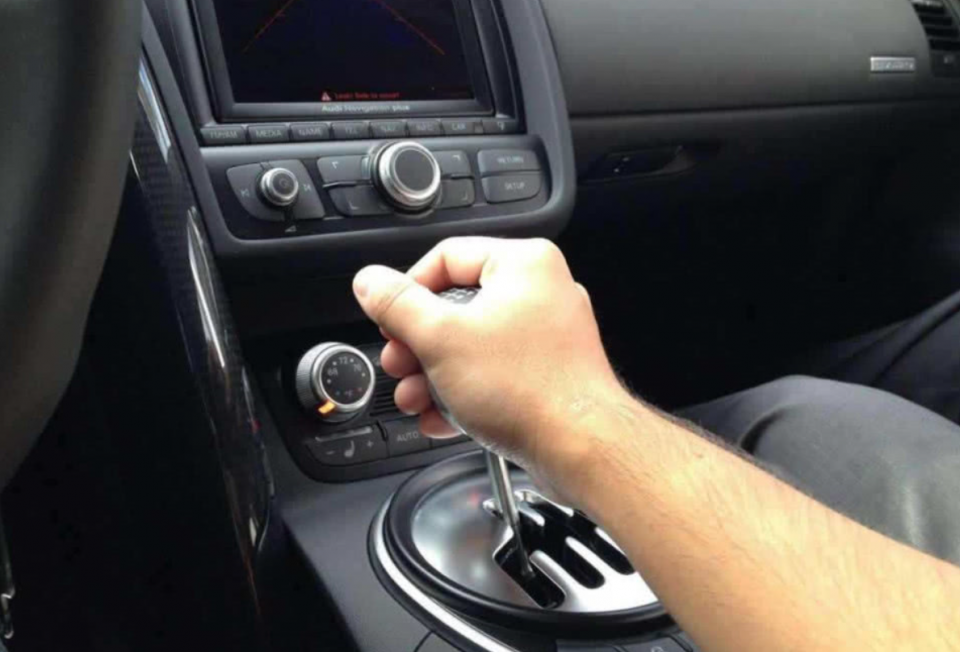 其实,一般手动挡的汽车的启动都是要用到车钥匙转动,那么在转动的时候