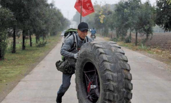 为何有人在川藏线上滚轮胎？本地人：滚半个月，100万就赚到手