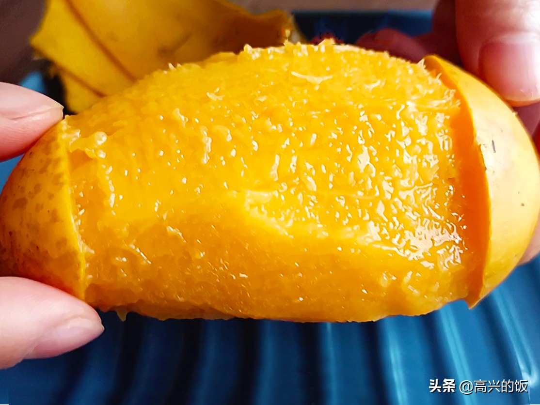 剝芒果皮很簡單，不髒手不流汁，1根筷子就搞定，這方法太棒了