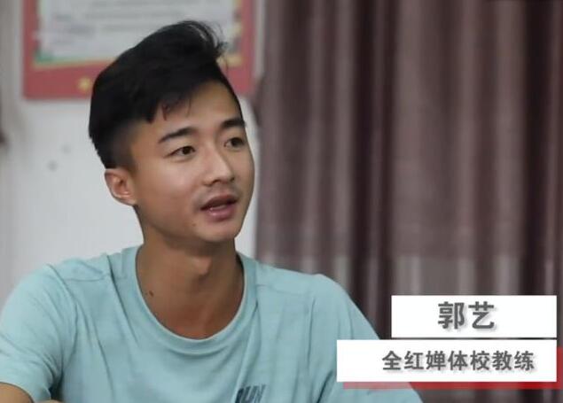 全红婵爱吃肉，自助餐吃40分钟！恩师很担心：吃完还拿饼干回宿舍