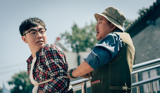 从唱歌被骗钱，到半个娱乐圈给他配戏，大鹏背后究竟有什么人？