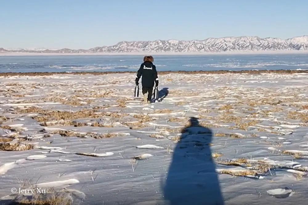 看神奇冰泡湖不用再去加拿大俄罗斯，新疆赛里木湖就有