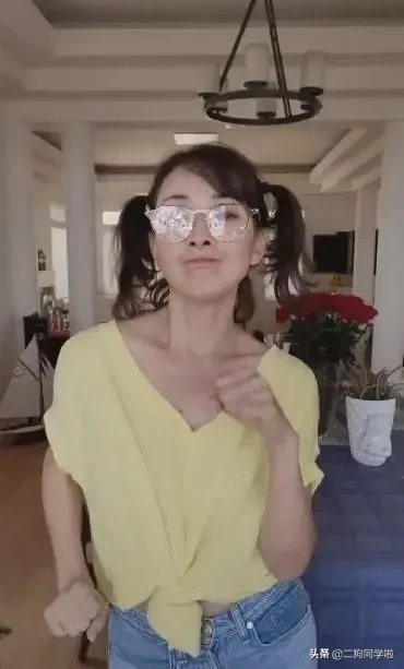 47岁牛莉在家真“奔放”，穿T恤故意打结跳舞，