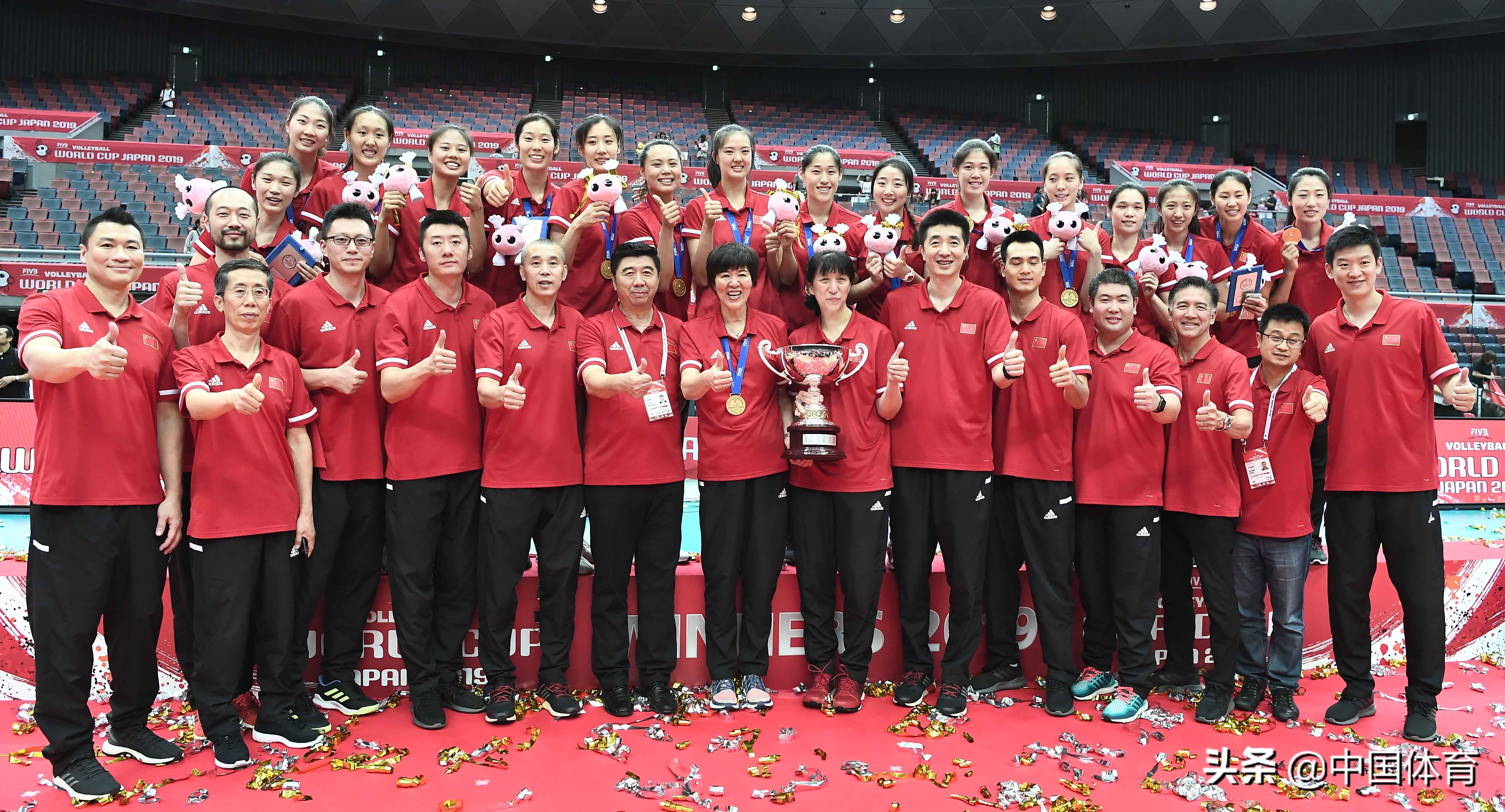 2019女排世界杯颁奖仪式,中国女排姑娘举起冠军奖杯