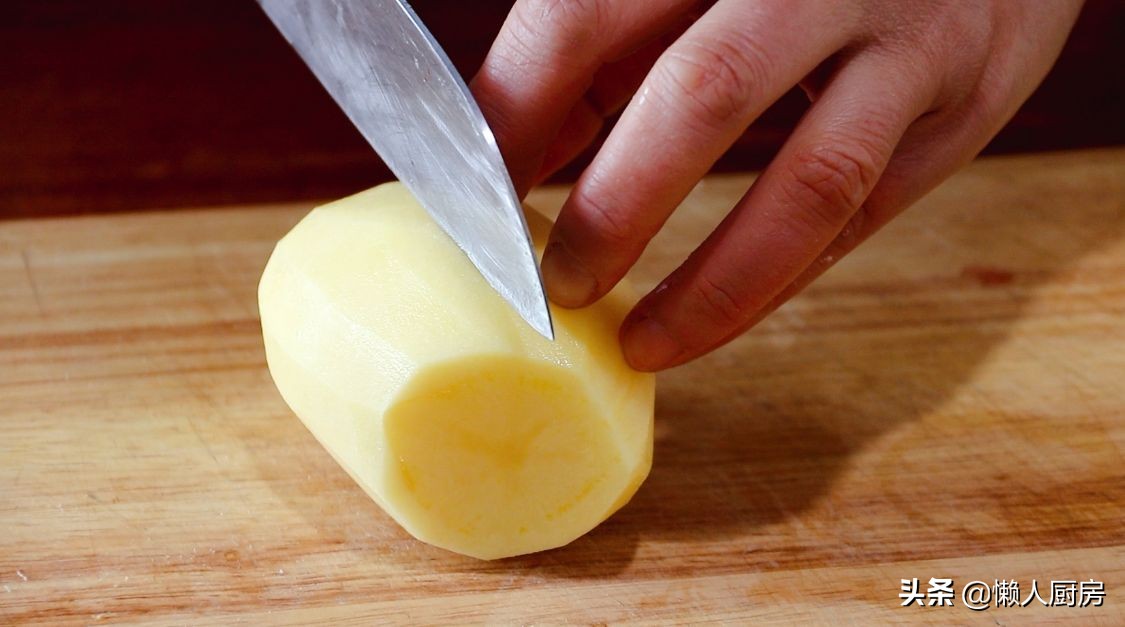 土豆不用炒，撒點辣椒面和燒烤粉，比炸著吃的省油，鹹香軟糯