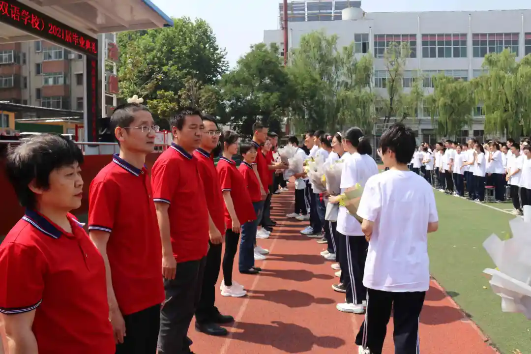 泰安英雄山中学初中部双语学校举办毕业典礼