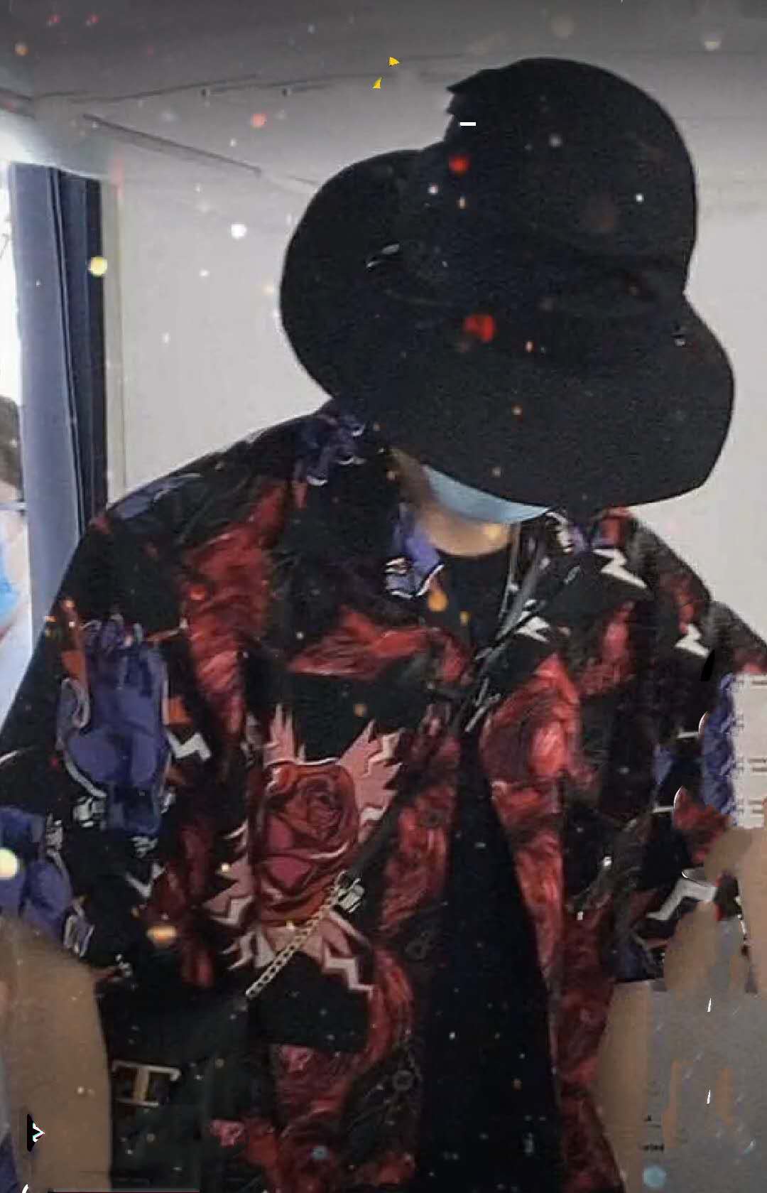 肖战清晨抵达机场，穿着花色衬衫，和王一博又意外撞了