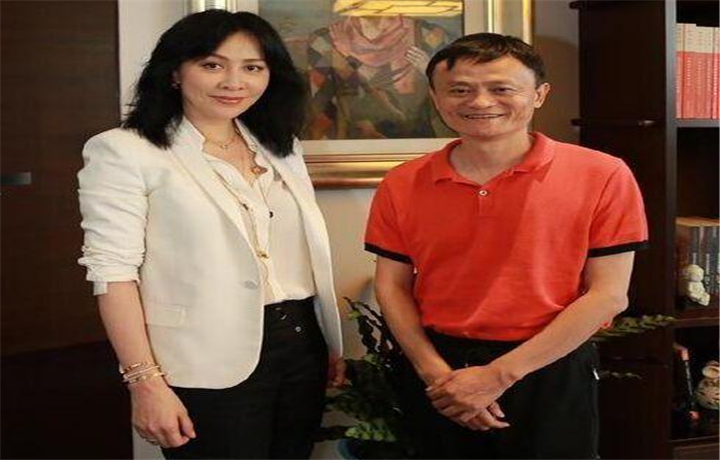 女明星有多爱喝酒？刘嘉玲聚会喝200万葡萄酒，