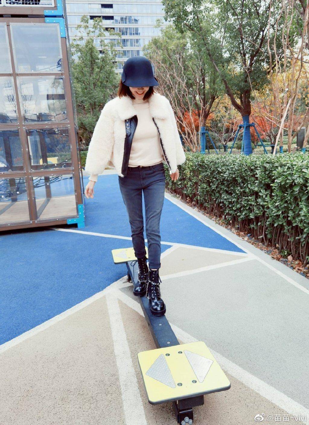 苗苗首曬一家三口，產後恢復螞蟻腰筷子腿，鄭愷帶妻女出門放風