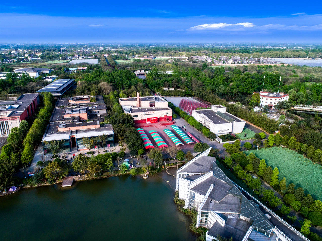 退役珠海舰前往重庆，长江沿线居民“护航”，暂时无法对外开放