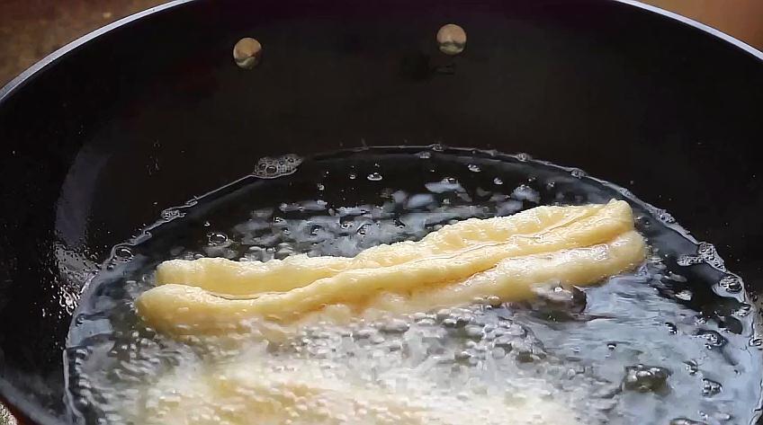 1碗面粉，2个鸡蛋，教你做油条，金黄酥脆，比买的还好吃