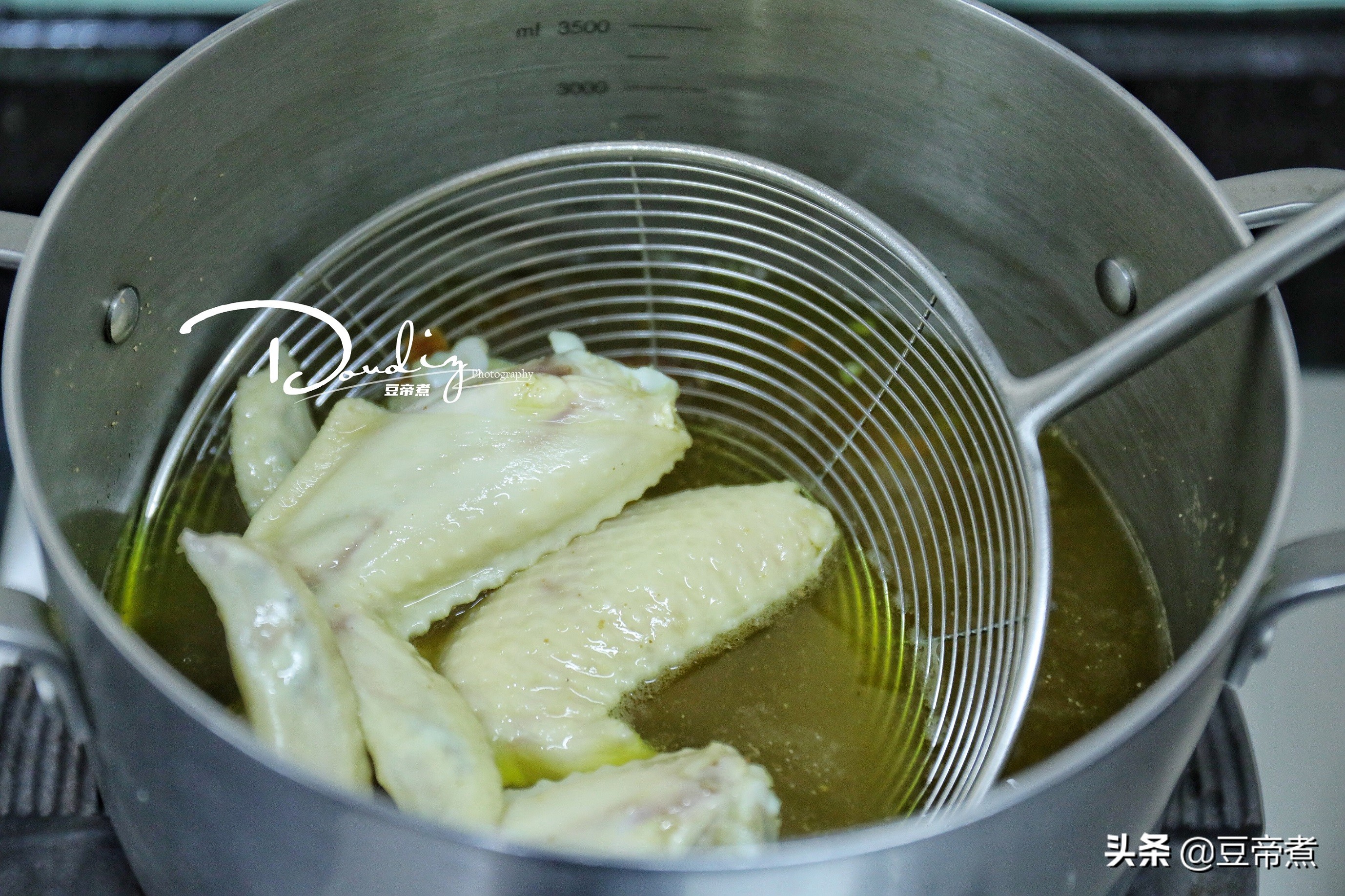 不要再做可乐鸡翅了，试试最近很流行的盐焗鸡翅，味道香口感还好