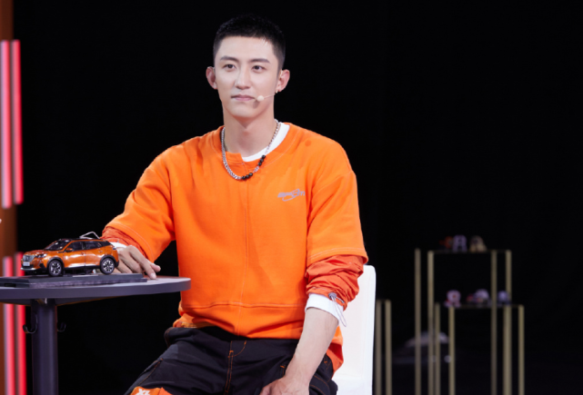 迪丽热巴工作室小编被粉丝怼惨，要求宣传新戏别带剧名和家暴男