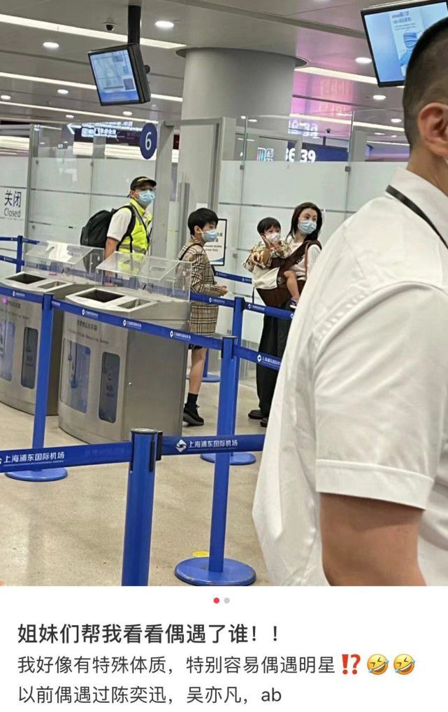 张柏芝独自带仨儿子现身机场，幼子正面曝光，颜值超高惊艳网友