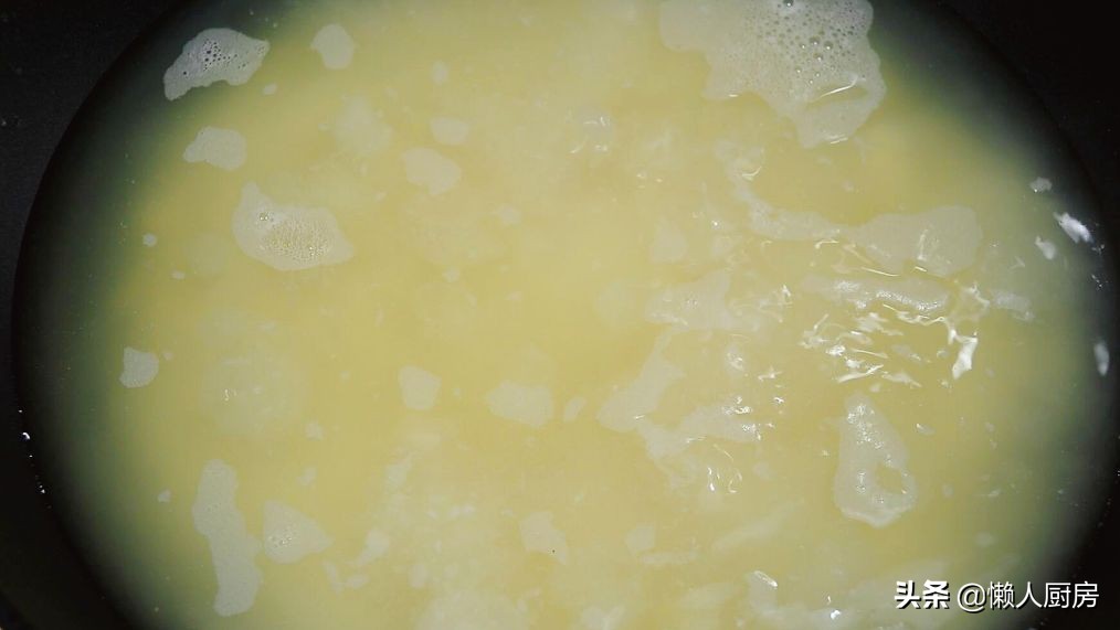 这是不用面粉的月饼，也不要烤，白芸豆的炒制很重要