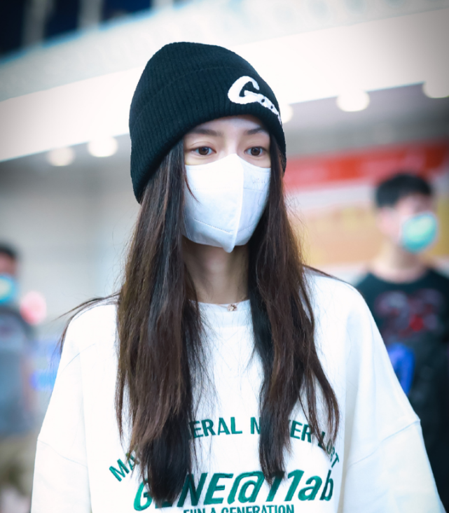 baby陪儿子玩耍后开工，小海绵机场送别妈妈，不哭不闹超乖巧