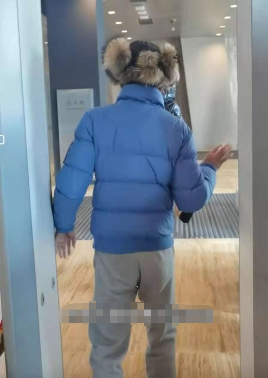 51岁阿宝身体不好？骨瘦如柴走路不稳，羽绒服超紧身家里脏乱差