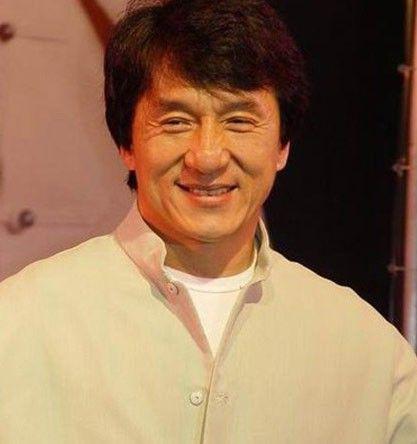 谁年轻不疯狂，成龙年轻时不比房祖名省心，曾背着钱游街