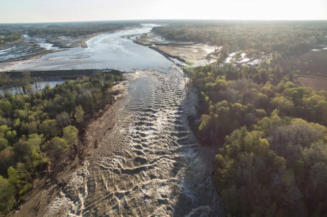 航拍画面十分骇人！百年大坝被洪水无情击溃，