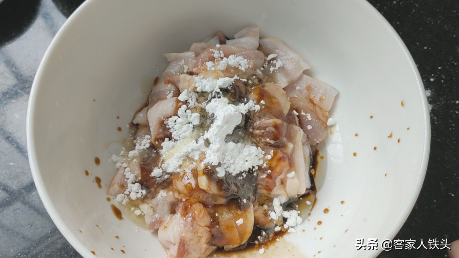 客家人传统的锅焗肉片，不加一滴水，香气四溢，一口一片好吃不腻