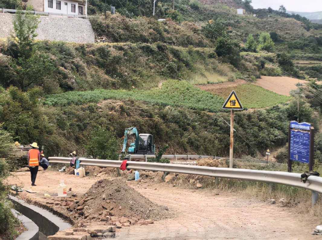 路通了 家亮了 心暖了