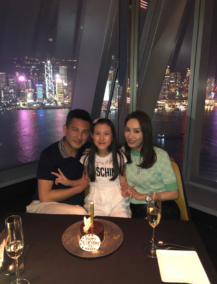 郭可盈50歲生日，和老公甜蜜同框秀恩愛，10歲女兒和爸爸很像