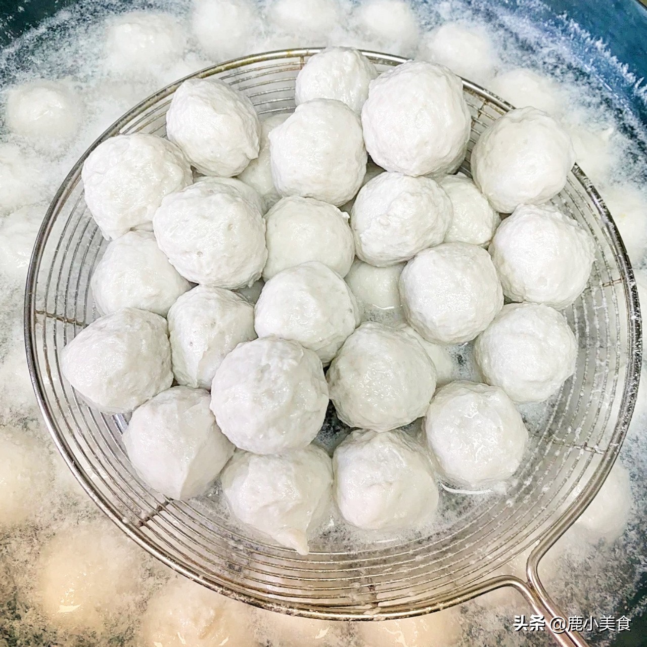 鱼丸想弹嫩爽口，牢记“3个窍门”，富有弹性不松散，鱼味特别鲜