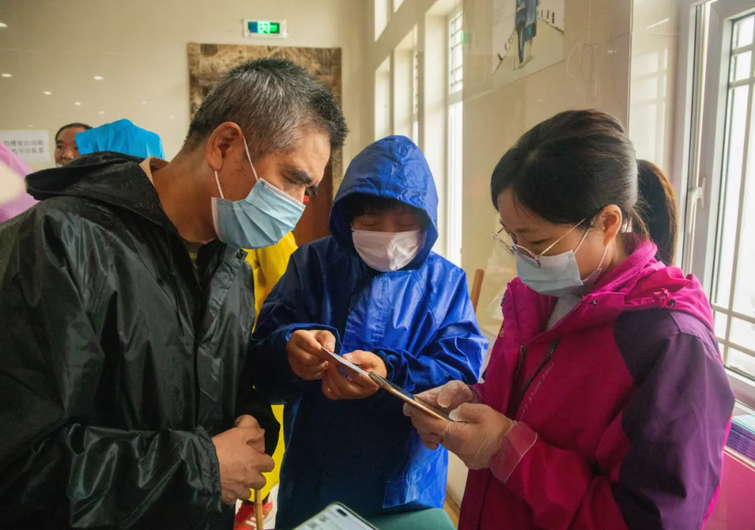 长假出游热情高，峡谷温暖迎游客