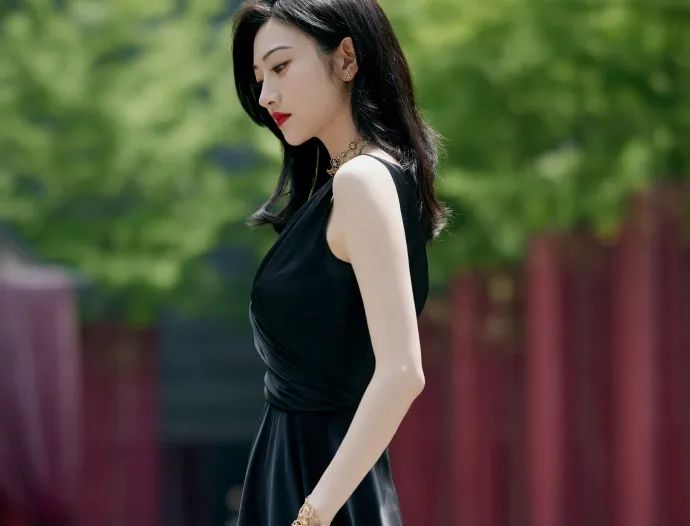 Jing Tian is too sexy in a black deep V satin dress!The snow skin is so ...