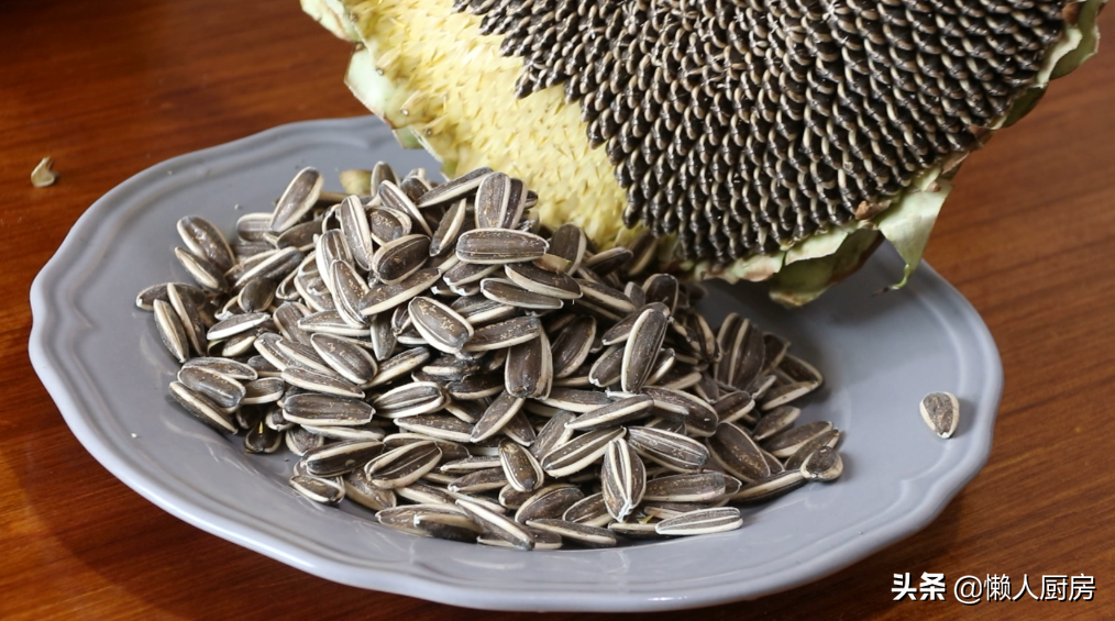 想吃焦糖瓜子不用买，自己在家就能做，一煮二晒三烤制3步搞定