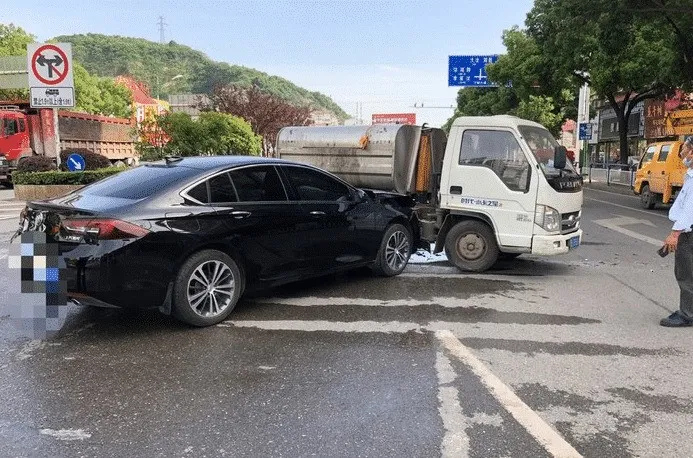 别克君威时速40km/h撞上垃圾车，车友：美系车果然不一般