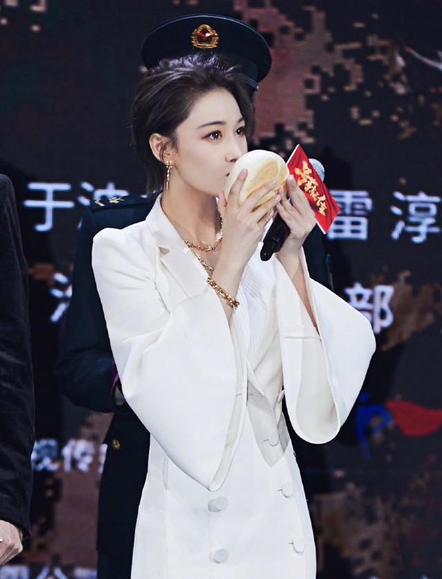 张馨予出席活动身材发福摸肚子怀二胎？本人辟谣：馒头吃得太多了