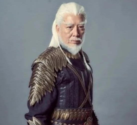 王晶只是借用了《倚天屠龙记》的名字，剧情跟