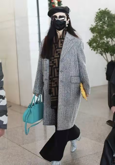 范冰冰真大气！穿大衣配水钻鞋高调走机场，直