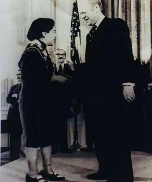 美国发行永久邮票，华裔科学家登上方寸，究竟是谁呢？