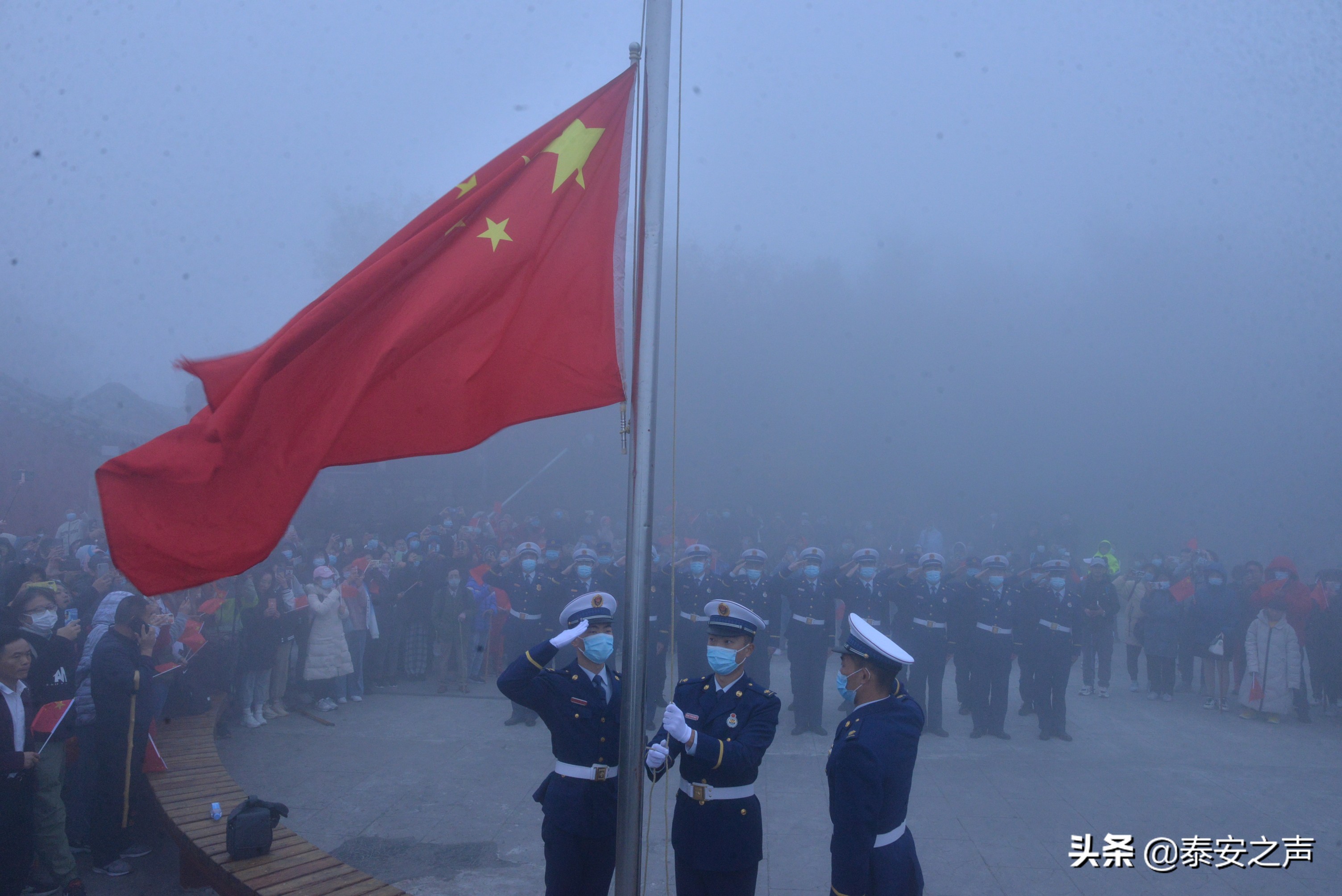 为升国旗仪式做着最后的准备