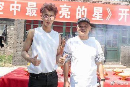 黄子韬父亲追悼会举行，亲朋悲痛悼念，赵奕欢等明星现身