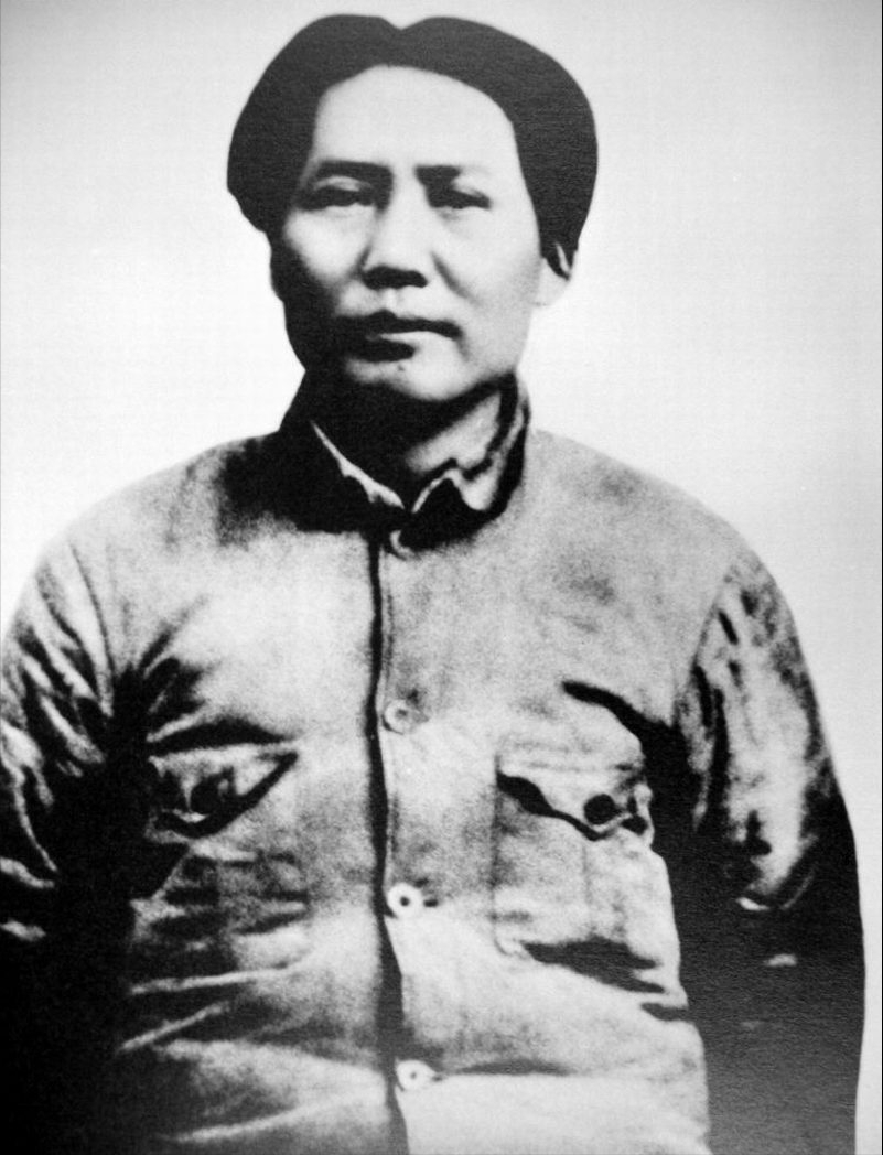 解放后，一位农民走进乡公所讨水，指着毛主席画像说：那是我的兵