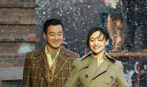 佟大为携爱妻与友聚会，搂关悦肩膀不撒手，结婚13年生仨孩子