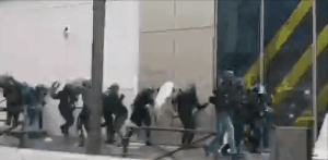 巴黎又現打砸燒！ 示威者焚燒銀行，追著警察打！ 馬克龍直播求理解