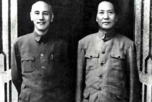 重庆谈判前，为何蒋介石没去机场接毛泽东？因为他咽不下这口气