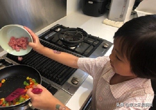 蔡少芬教会女儿厨艺，让女儿亲自下厨实践，获得网友称赞