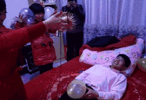 搞笑gif神评:别哭了,快把眼泪擦干
