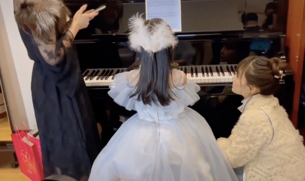 李小璐晒女儿钢琴演出花絮视频，甜馨安吉同框，男帅女靓超养眼