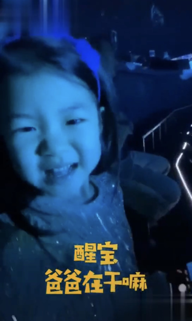 章子怡抱女儿探班汪峰，见证对方高光时刻，毫不掩饰对丈夫的崇拜