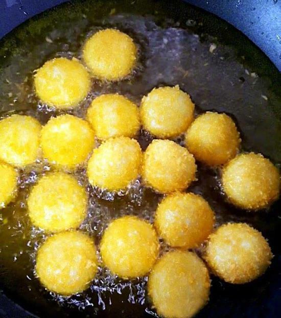 過年炸湯圓，直接下鍋容易炸，多加1步，不炸不裂，香脆酥糯